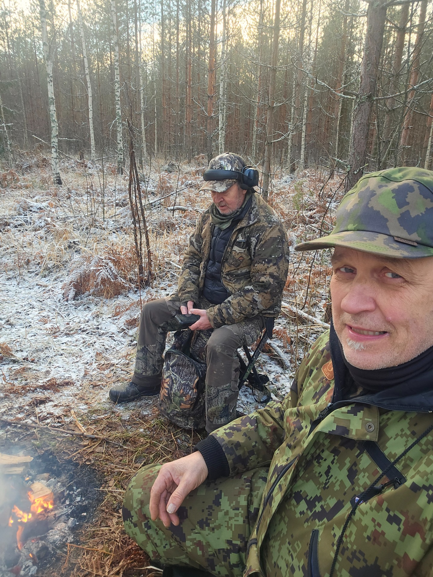 Asko ja allekirjoittanut mahat makkaraa täynnä.