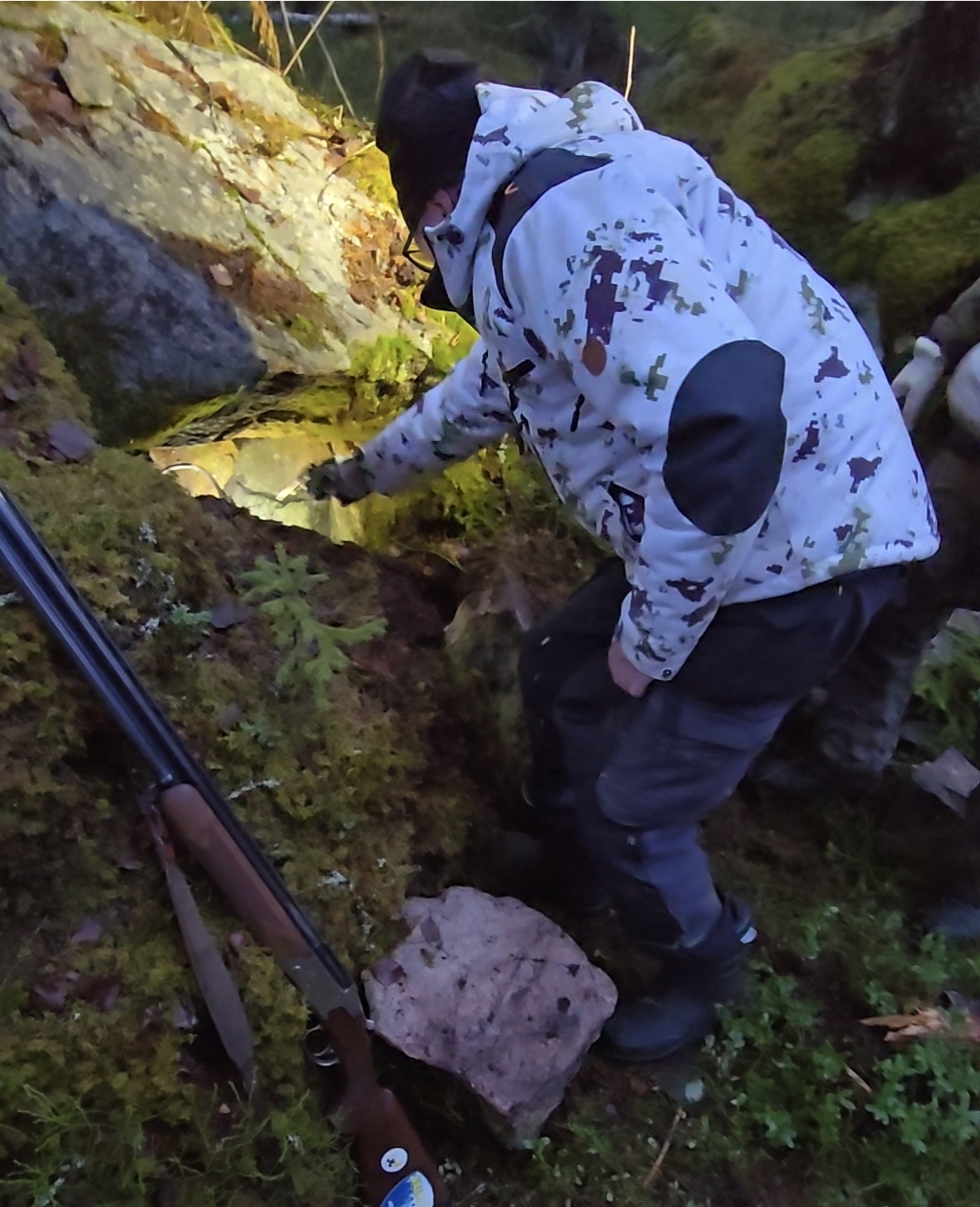 Ari pääsi kovan raivausurakan jälkeen lopettamaan jäniksen.