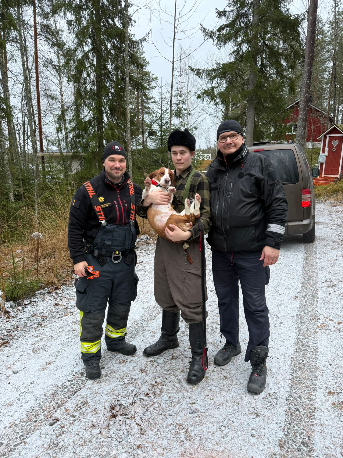 Pelastajat ja Tino Siri sylissään.